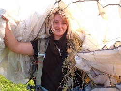 Светлана на фоне параплана
Чегемское ущелье
20-21 июля 2003 года